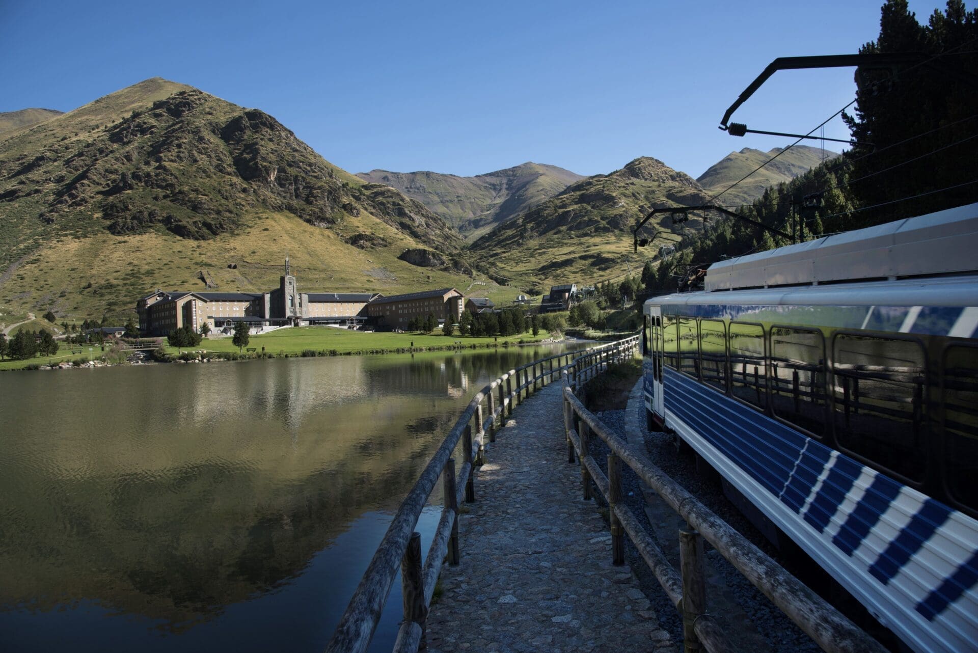 El cremallera i la vall de Núria vistos des del camí del llac / El Cremallera y el Valle del Nuria vistos desde el camino del lago