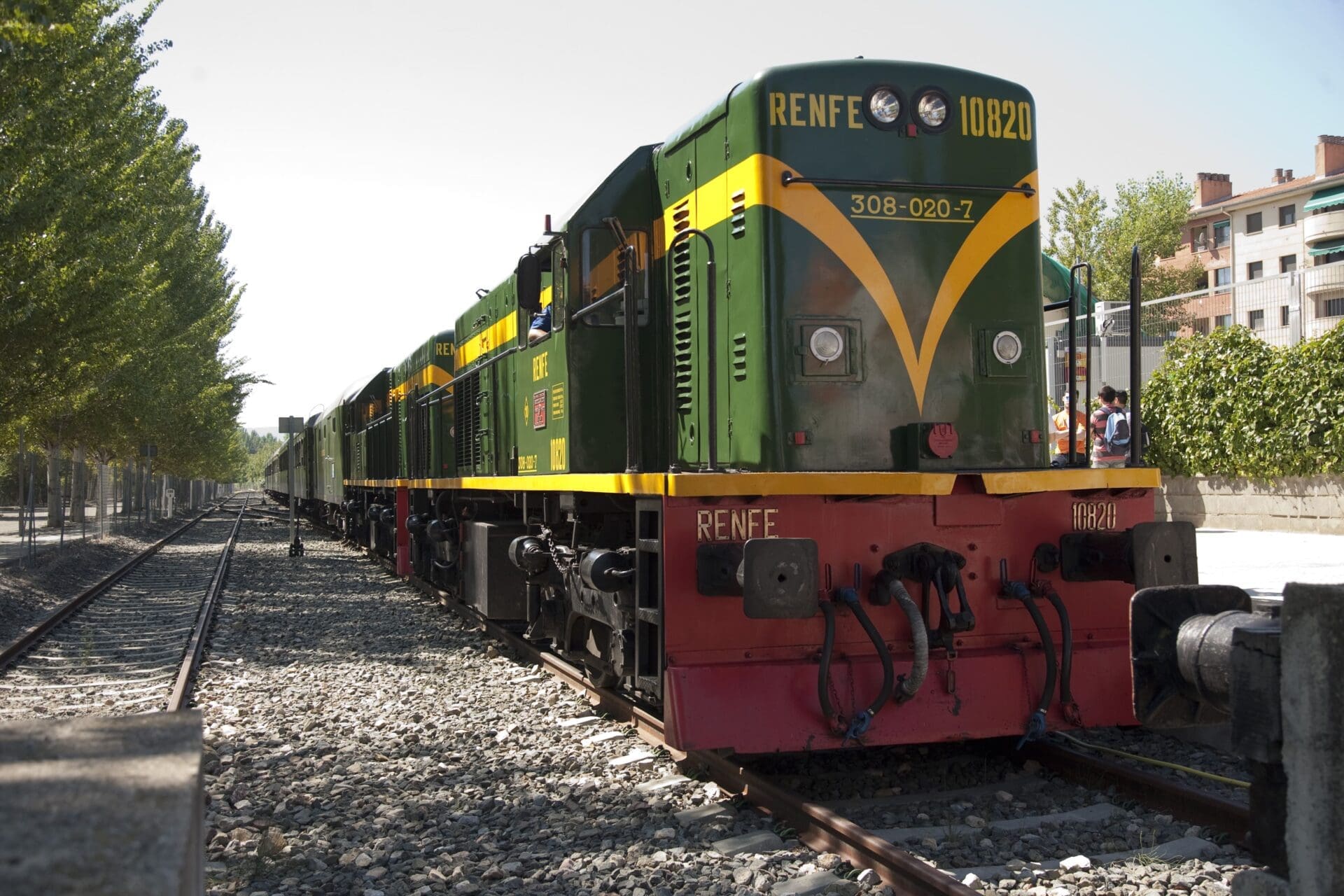 El tren dels Llacs s´atura a l´estació / El Tren de los Lagos parado en la estación