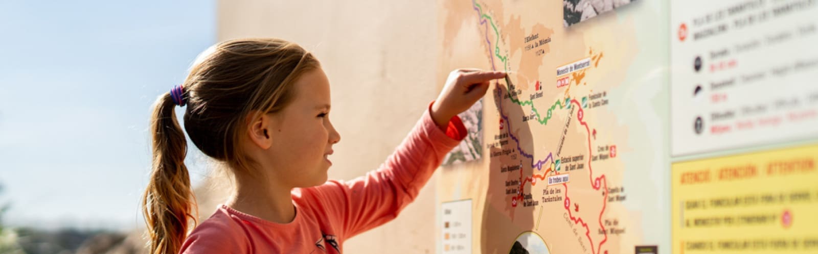 Una nena mirant una ruta pel Parc Natural de Montserrat / Una niña mirando una ruta en el Parque Natural de Montserrat