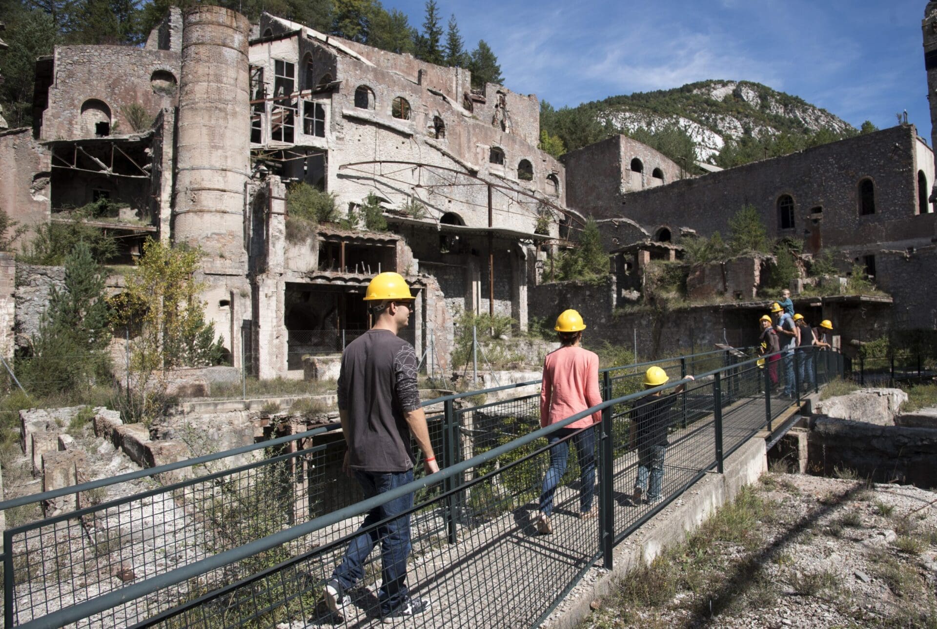 Visitantsal´exteriordelMuseudelCiment VisitantesenelexteriordelMuseodelCiment