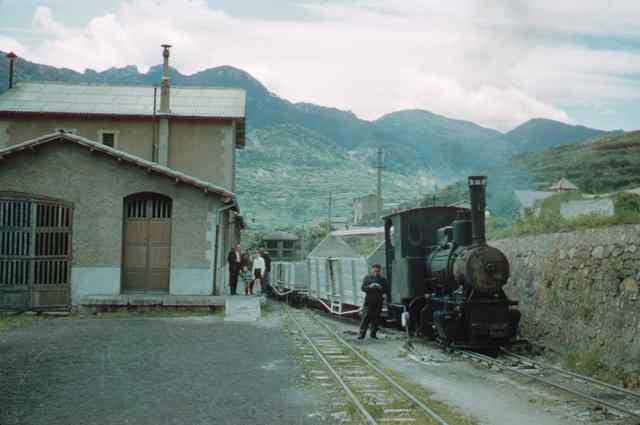 L'estació de La Pobla poc abans del seu tancament / La estación de La Pobla poco antes de su cierre