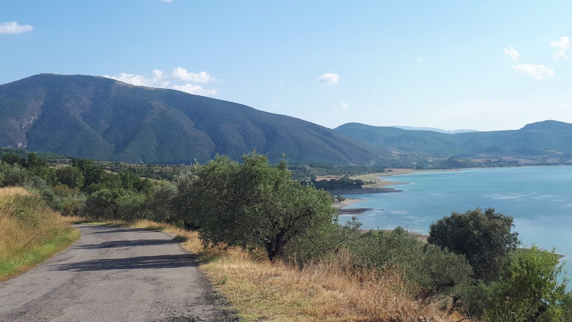 Paisatge de la ruta on veiem l´embassament i l´entorn / Paisaje de la ruta donde vemos el embalse y el entorno