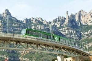 El cremallera de Montserrat sobre un pont amb la Serra al fons / El Cremallera de Montserrat sobre un puente con la Sierra al fondo