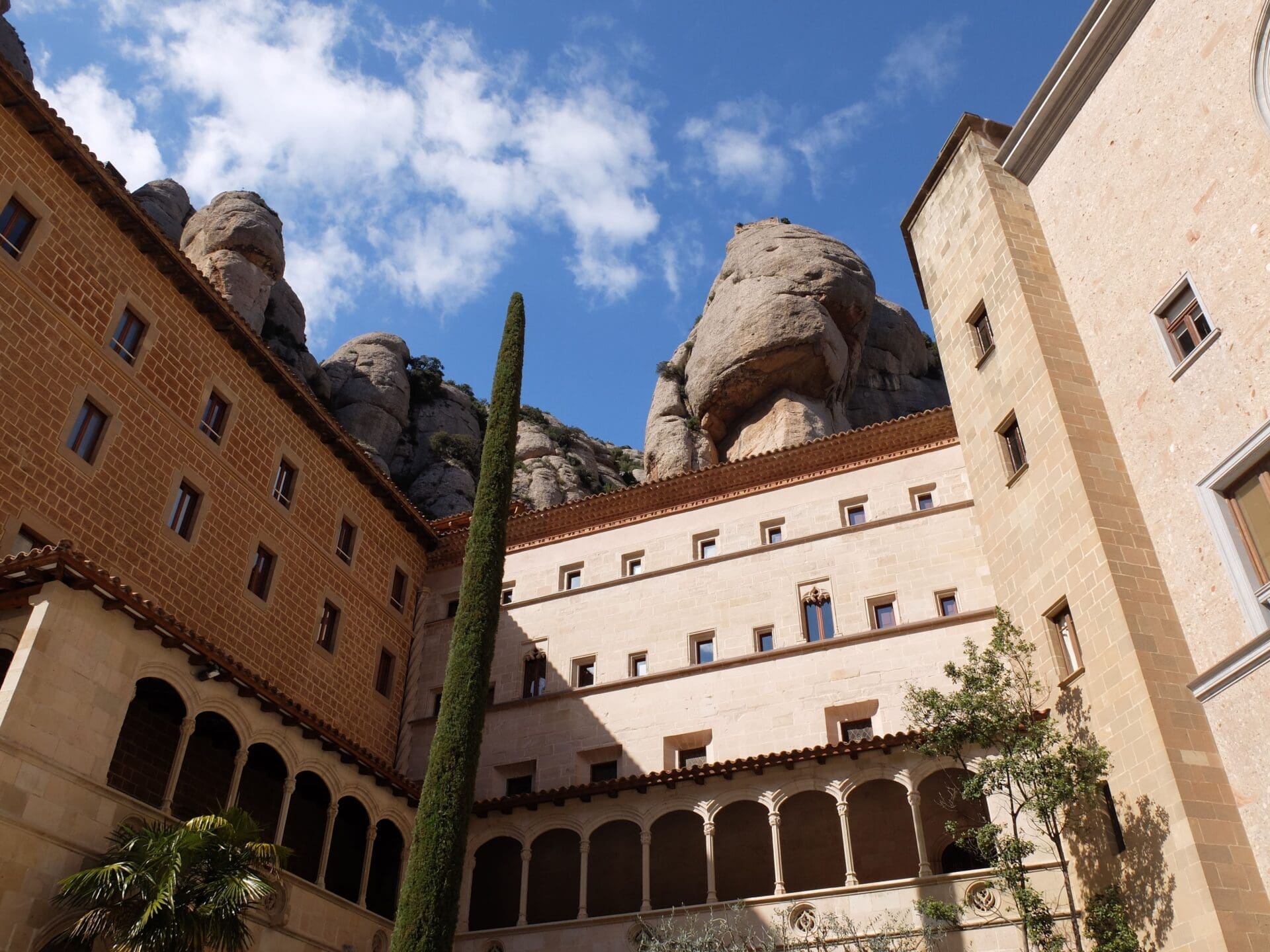 Vista del pati del Santuari de Montserrat / Vista del patio del Santuario de Montserrat