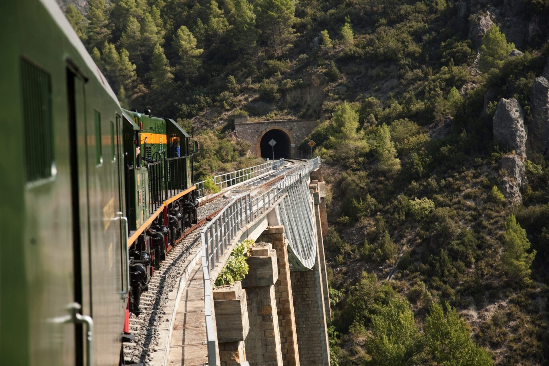 EltrendelsLlacssobreunponticamíd'untúnel EltrendelosLagossobreunpuenteycaminodeuntunel