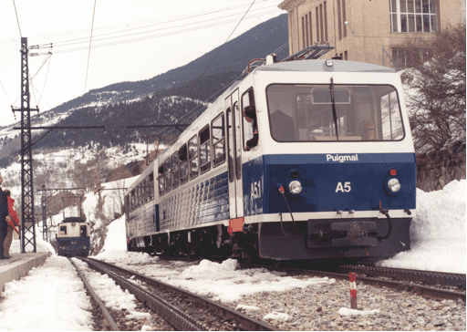 El Cremallera de Núria dempeus a l´estació coberta de neu / El Cremallera del Nuria parado en la estación cubierta de nieve