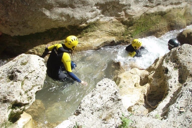 Dues persones fent barranquisme al riu Segre / Dos personas haciendo barranquismo en el río Segre