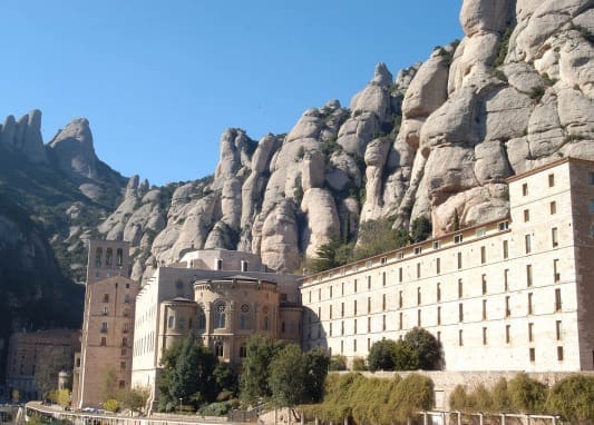 Vista del Santuari de Montserrat i els seus voltants /