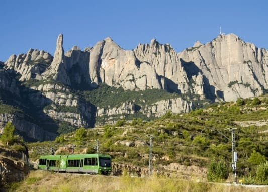 El Cremallera de Montserrat pujant al Santuari / El Cremallera de Montserrat subiendo al Santuario