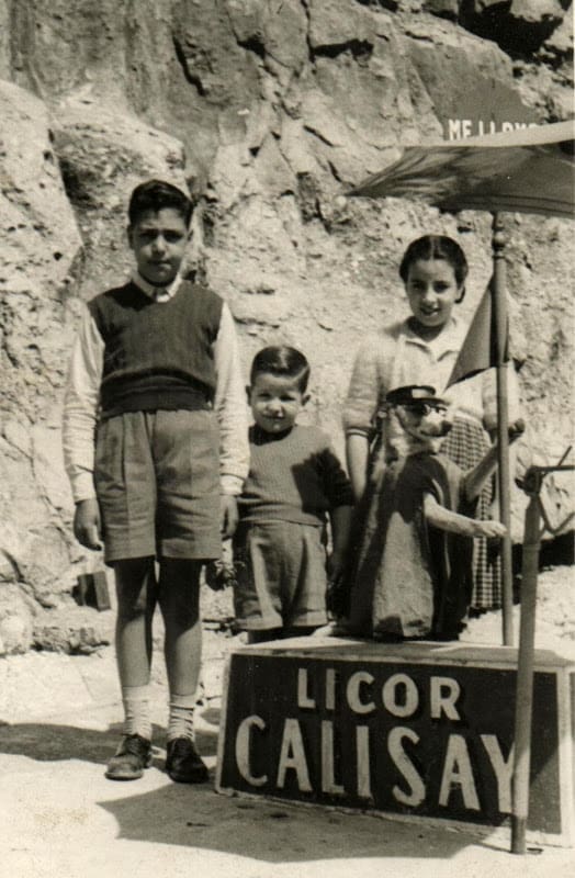 Visita amb un dels gossos del sr. Jorba / Visitantes junto a uno de los perros del señor Jorba