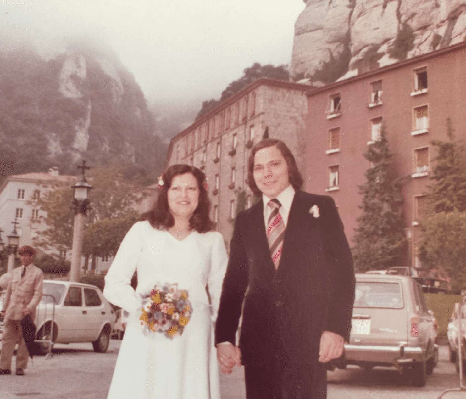 Carmen y Jaime en la plaza del Monasterio de Montserrat / Carmen y Jaime en la plaza del Monasterio de Montserrat