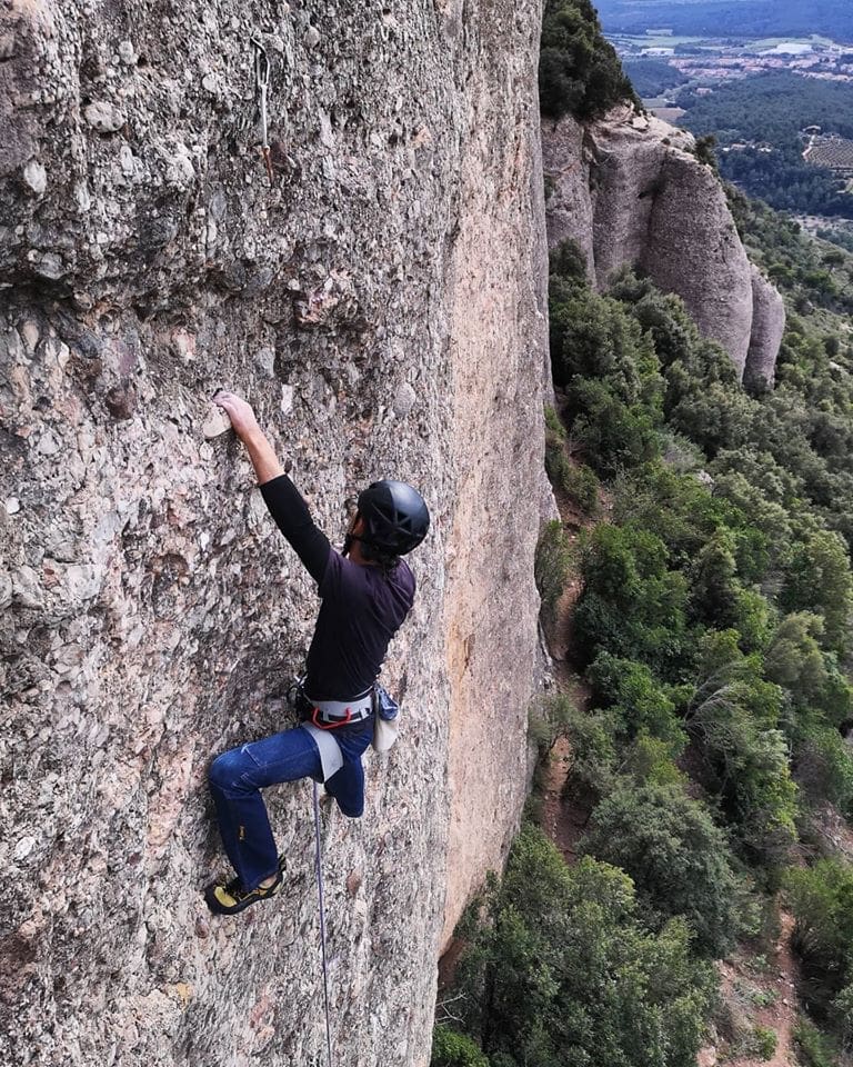 Un escalador en una paret vertical / Un escalador en una pared vertical